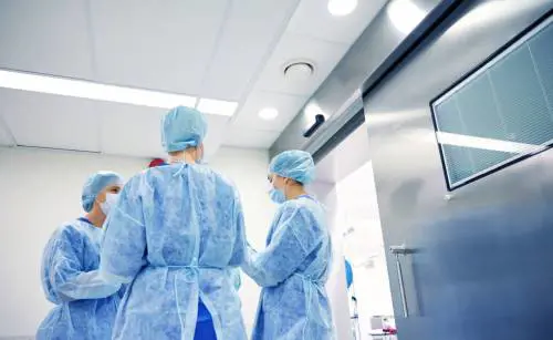 Niente protezioni e stipendi miseri. Infermieri al collasso: 5mila i contagi