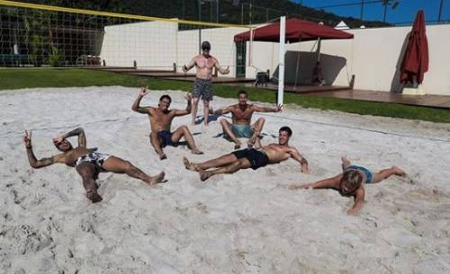 Neymar gioca a footvolley in spiaggia con gli amici: polemica social