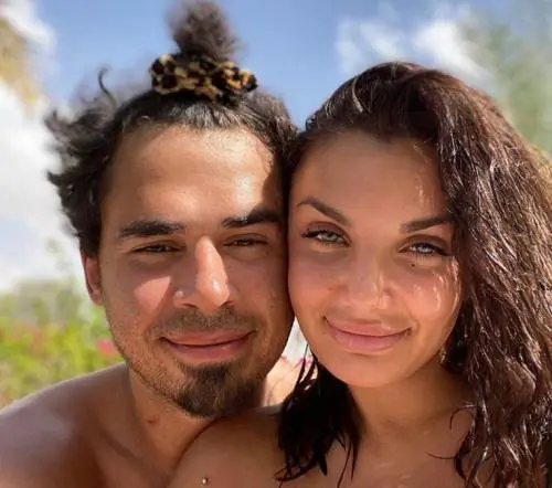 L'ira di Elettra Lamborghini: "Io in quarantena e altri a far festa con amici"