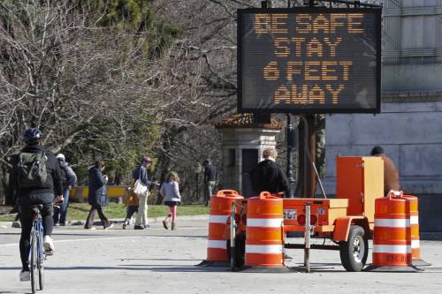 "Gli Usa rischiano 200mila morti". Ospedale da campo a Central Park