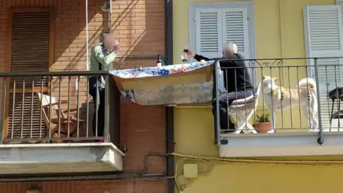 Pranzo tra i balconi a Porto San Giorgio per superare l’isolamento da Coronavirus