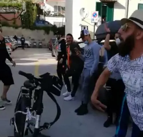 A Pozzuoli la festa in strada con balli e canti, il sindaco: "Scandaloso"