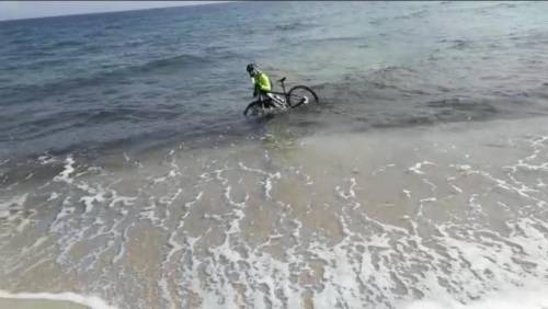 Otranto, ciclista si tuffa in mare per evitare la multa
