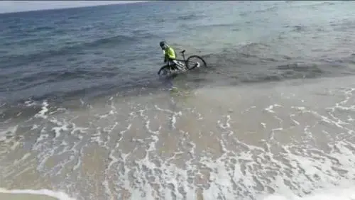 Otranto, ciclista si tuffa in mare per evitare la multa