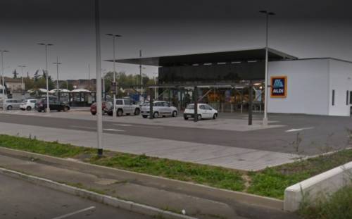 Piacenza, la follia al supermercato: trans ubriaco aggredisce agenti