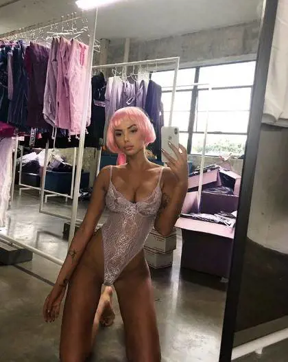 L'ex di Justin Bieber nuda sui social