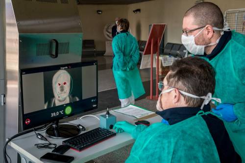 L'ultima mossa della Lombardia: contagi monitorati col cellulare