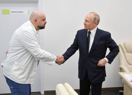 Covid-19, positivo un medico russo che ha strinse la mano a Putin