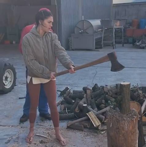 Cecilia Rodriguez conquista il suocero tagliando la legna, ma il web nota un particolare
