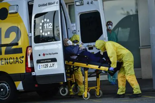 In Catalogna si sceglie chi intubare: "80enni non vanno in rianimazione"