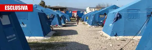 I migranti distruggono l'ufficio della tendopoli, "Vogliamo i soldi, non il cibo"