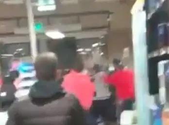 "Mettiti la mascherina", scoppia la rissa in un supermercato