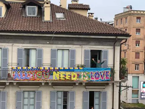 Dalla street art alla "virus art". La mostra si fa alla finestra