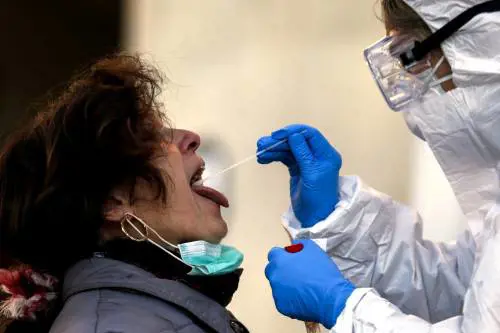 Il piano degli scienziati: test per trovare gli immuni e far ripartire il Paese