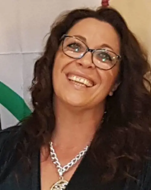 Cislago, l’assessore all’istruzione porta i compiti a casa