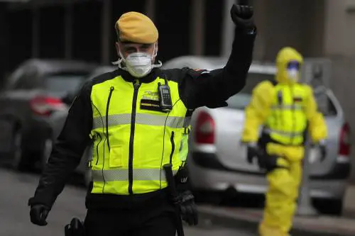I pompieri spagnoli lanciano l'allarme: le persone ora muoiono a casa