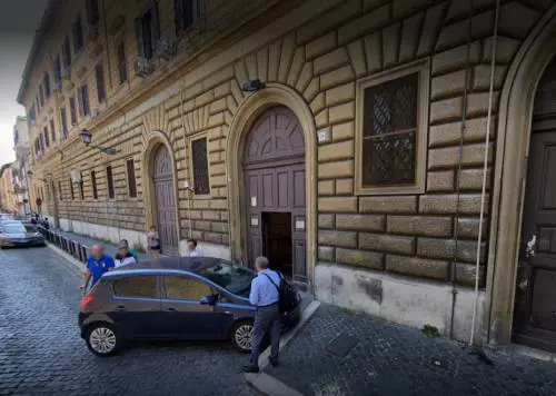 Roma, albanese ubriaco accusa moglie di tradimento e la pesta