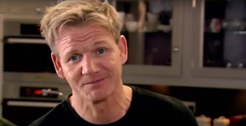 Gordon Ramsay in quarantena tenta l’operazione-simpatia ma è bufera social