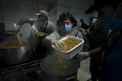 Bloccò l'export di mascherine, ora la Germania organizza treni speciali per la pasta