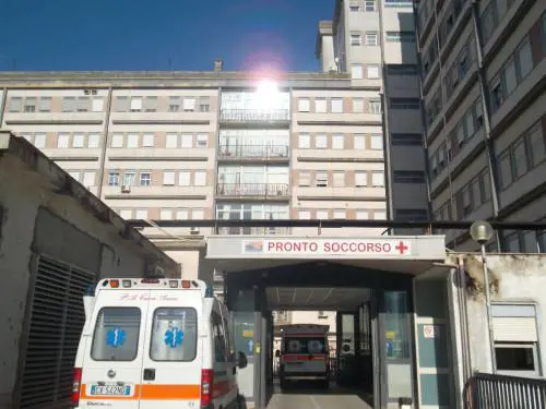 Tenta la fuga dall'ospedale: due colpi di pistola per fermare il detenuto