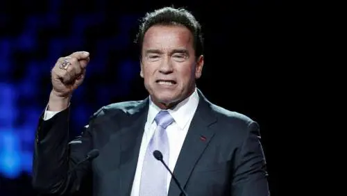 Donazioni, isolazionismo e proclami. Così Schwarzenegger "termina" il virus