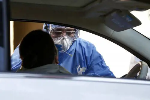 Coronavirus, gli esperti: "Due settimane per l'inversione della curva"