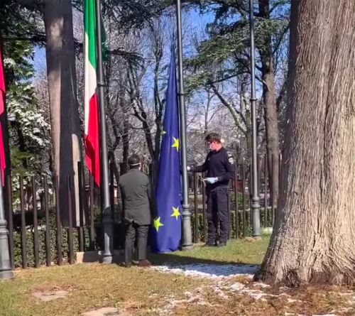 In Abruzzo ammainata bandiera Ue, il Pd insorge: "Lamorgese punisca il gesto"