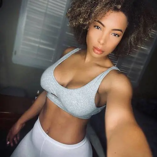 Lady Aurier manda in tilt i follower 