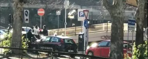 Africano dà in escandescenze alle poste, poi pesta i carabinieri 