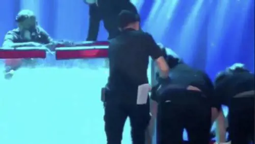 Amici, lo spintone tra i tecnici fa esplodere Twitter durante la finale
