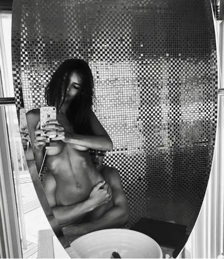 Emily Ratajkowski nuda insieme al marito
