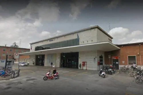 Faenza, senza documenti in stazione: immigrata aggredisce agenti