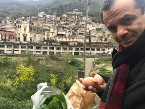 De Luca va a prendere le uova dai genitori, sui social impazza la polemica