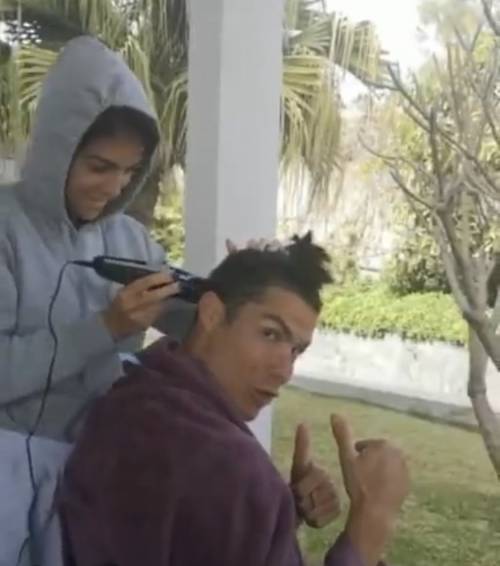 Barbieri chiusi anche per Ronaldo: è Georgina a occuparsi dei suoi capelli 