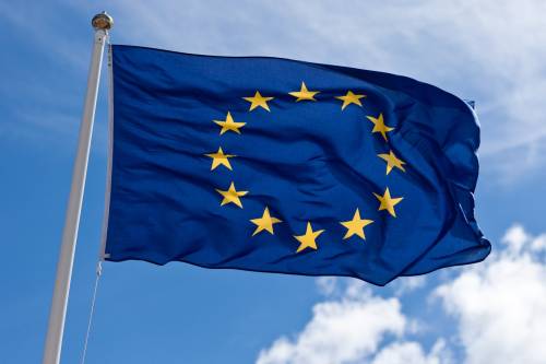 La proposta di Fratelli d'Italia: "Esporre la bandiera dell'Ue non sia un obbligo"