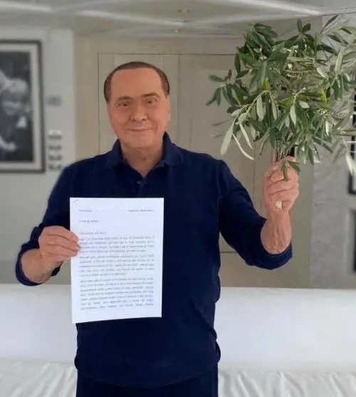 Berlusconi: "Bersani in ospedale mi tenne la mano per mezz'ora"