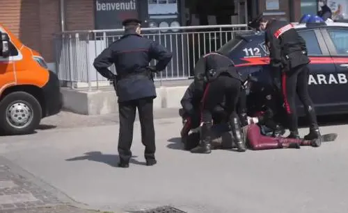 Ravenna, nigeriana molesta clienti al supermercato e attacca militari