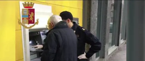 "Ho difficoltà a ritirare la pensione" e i poliziotti aiutano l'anziano