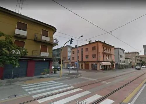 Padova, fotografa stranieri senza mascherina, donna inseguita