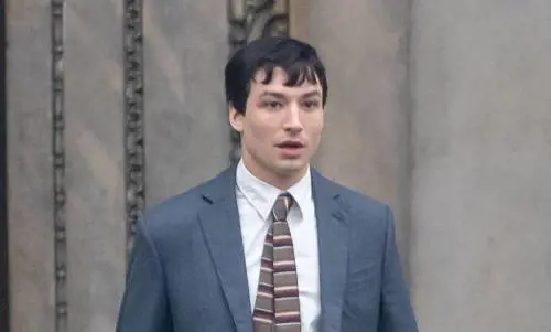Nuovi guai per l'attore Ezra Miller: casa piena di marijuana e pistole