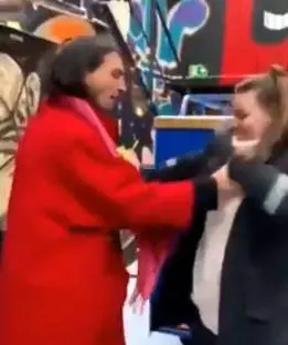 L’attore Ezra Miller tenta di strangolare una fan? Il video che sta facendo discutere