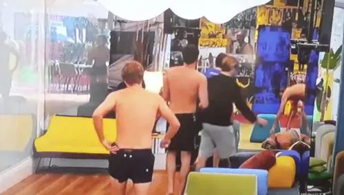 Gf Vip, rovinosa caduta per Antonella Elia che sbatte la testa. Arriva il medico