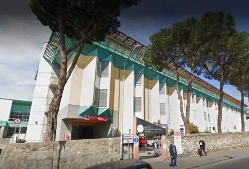 Il vicino lo disturba: 86enne apre il fuoco e lo manda in coma