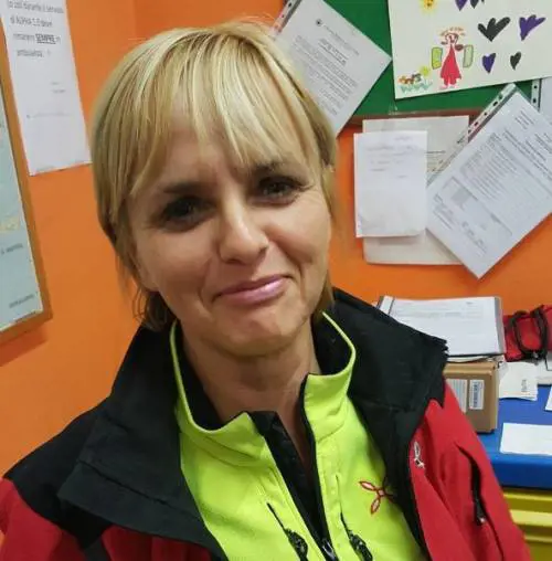"Le ho tenuto la mano..." Il gesto dell'infermiera per l'anziana moribonda