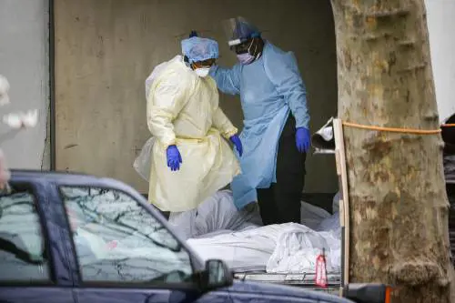 Covid-19, New York piomba nell'incubo: "Seppellire i morti nei parchi"