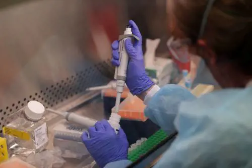 Virus, pronto il primo test italiano per la patente d'immunità