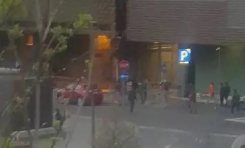 I migranti se ne infischiano del virus: giocano a calcetto in stazione