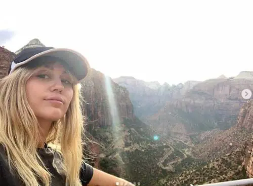 "Ha iniziato a disintegrarsi". Miley Cyrus in terapia intensiva: cosa è successo