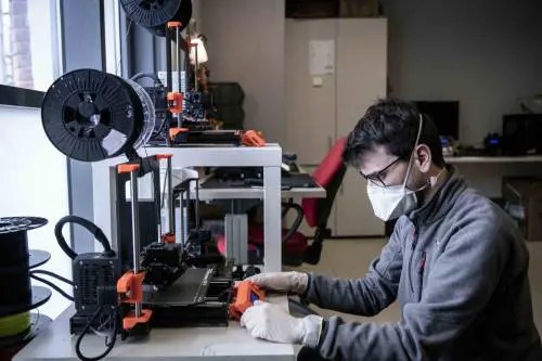 Coronavirus, le aziende riaprono e ignorano i divieti