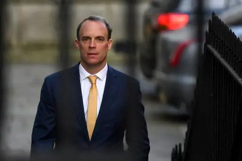 Poteri a Raab (senza valigetta atomica). Primo tra pari, non riferirà alla Regina